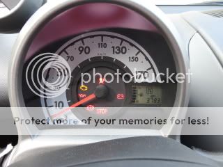 http://i574.photobucket.com/albums/ss187/Christianenkarin/Peugeot%20107/Peugeot107005.jpg