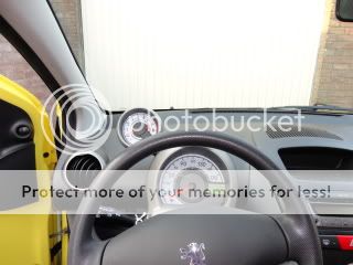 http://i574.photobucket.com/albums/ss187/Christianenkarin/Peugeot%20107/Peugeot107006.jpg