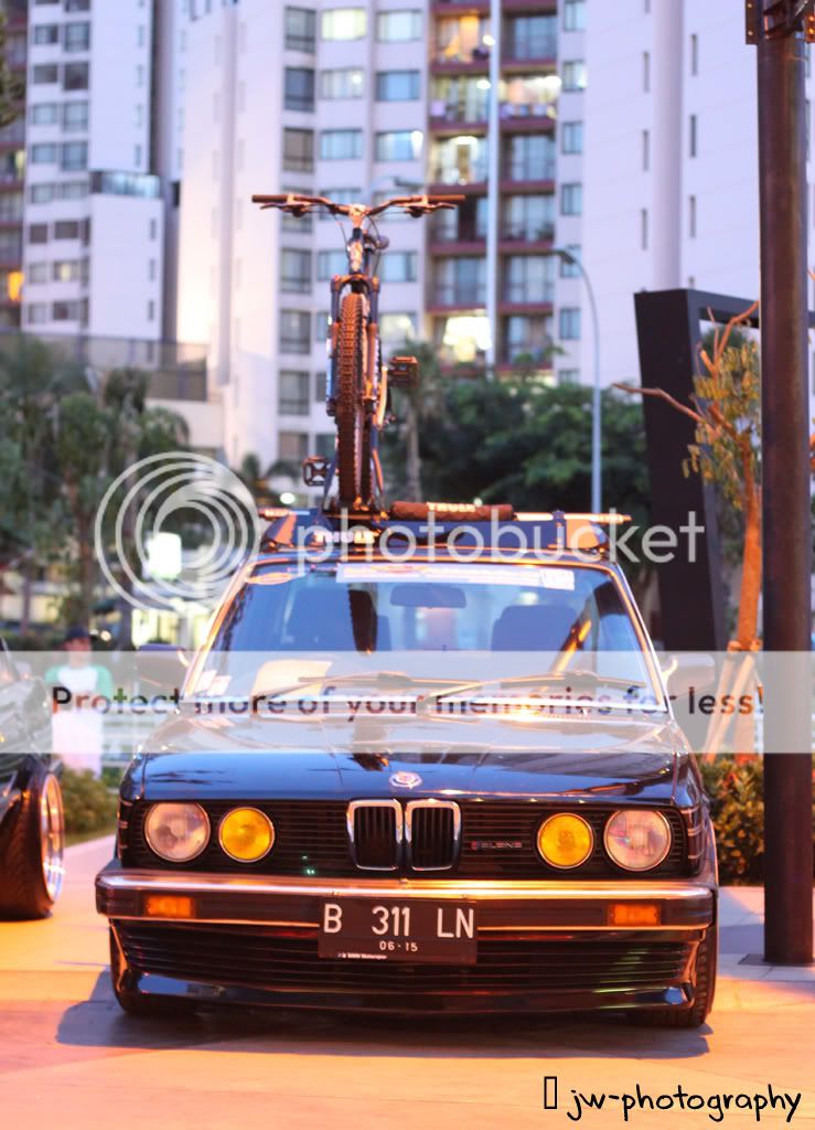 IMAGE: http://i574.photobucket.com/albums/ss189/jwicaksana/biker.jpg